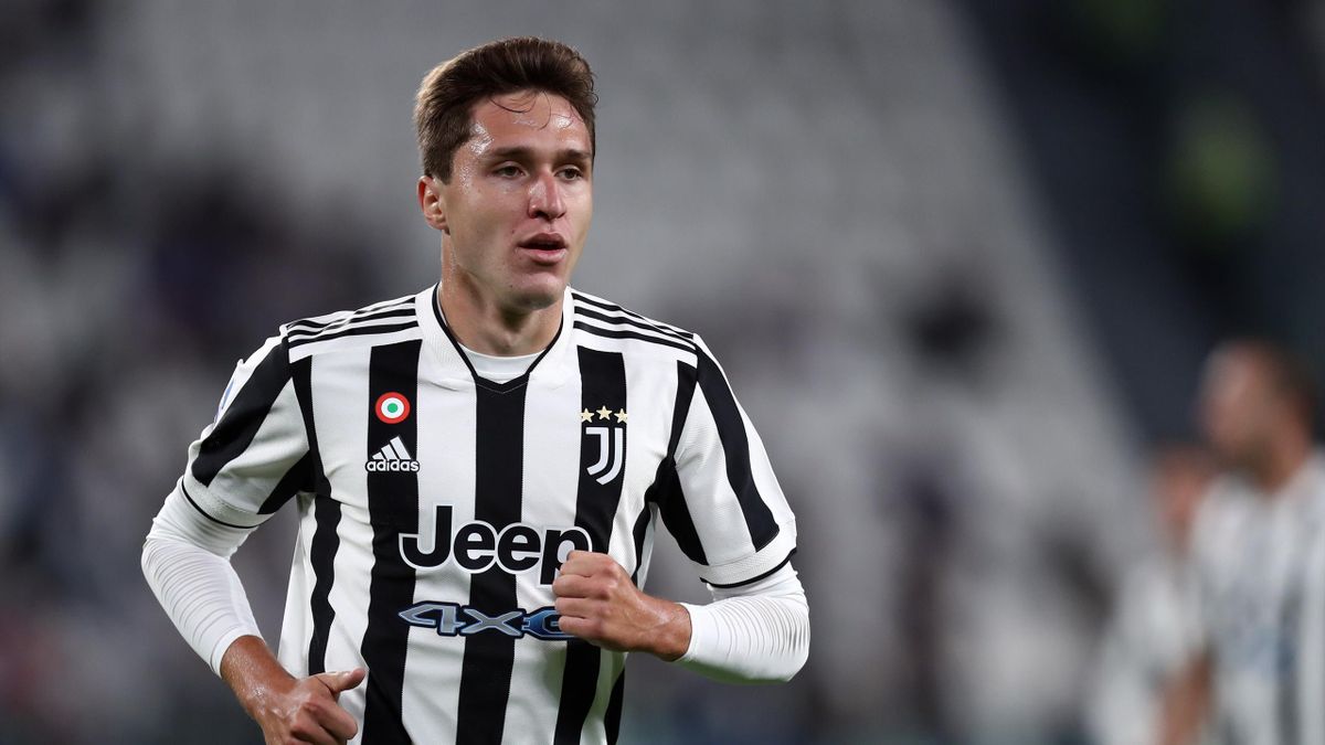 Federico Chiesa chơi ở vị trí tiền đạo cánh cho câu lạc bộ Juventus tại Serie A